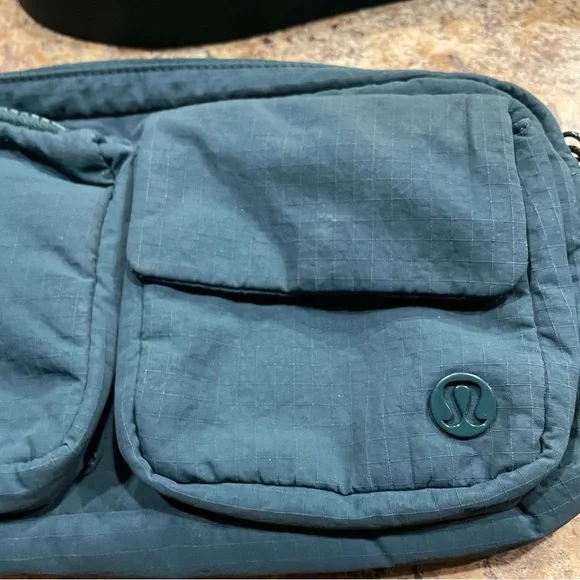 Lululemon Multi-Pocket Crossbody Bag 2.5L - Teal - Picture 4 of 12